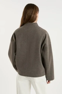 Abrigo con botones y lana