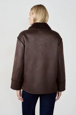 Abrigo corto con cuello de piel sintética