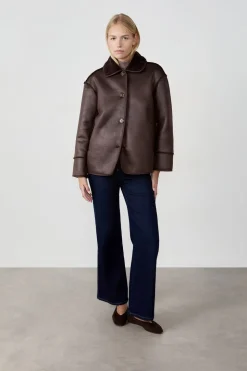 Abrigo corto con cuello de piel sintética