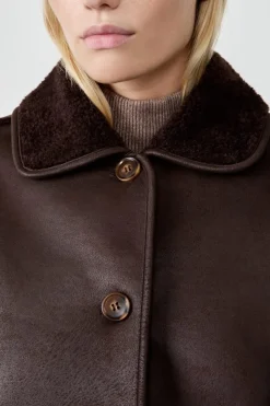 Abrigo corto con cuello de piel sintética