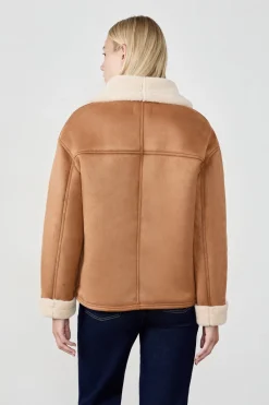 Abrigo corto de piel sintética