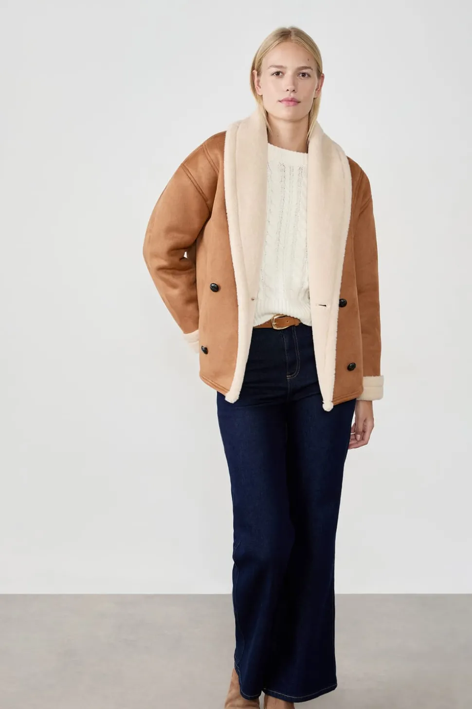 Abrigo corto de piel sintética