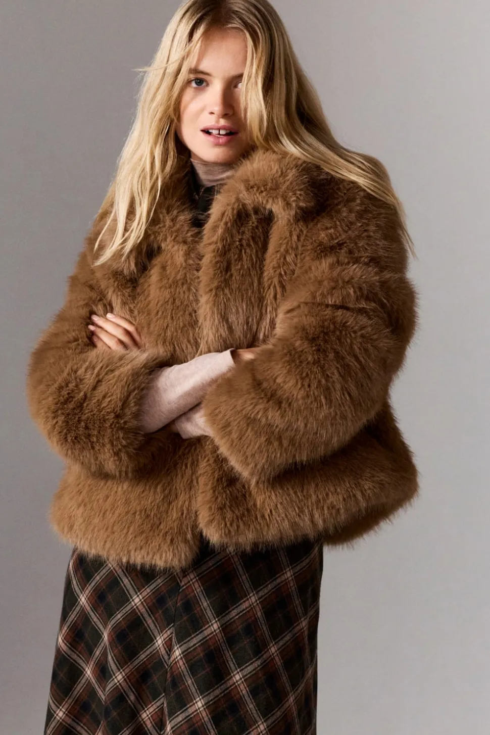 Abrigo corto de piel sintética