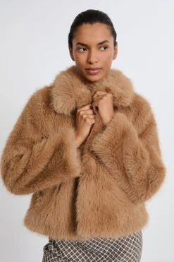 Abrigo corto de piel sintética