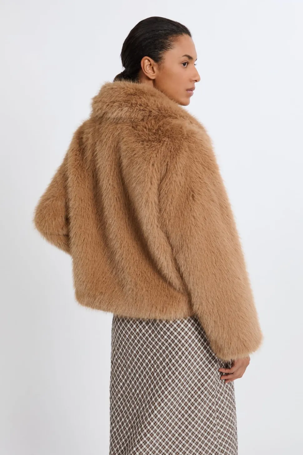 Abrigo corto de piel sintética