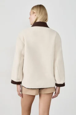 Abrigo corto de piel sintética