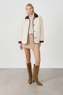 Abrigo corto de piel sintética