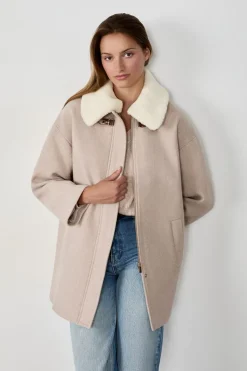Abrigo medio largo con lana y cuello de piel sintética