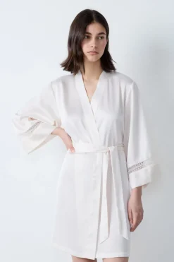 Bata de satén con detalles de encaje