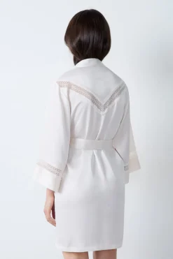 Bata de satén con detalles de encaje