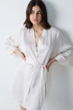 Bata de satén con detalles de encaje