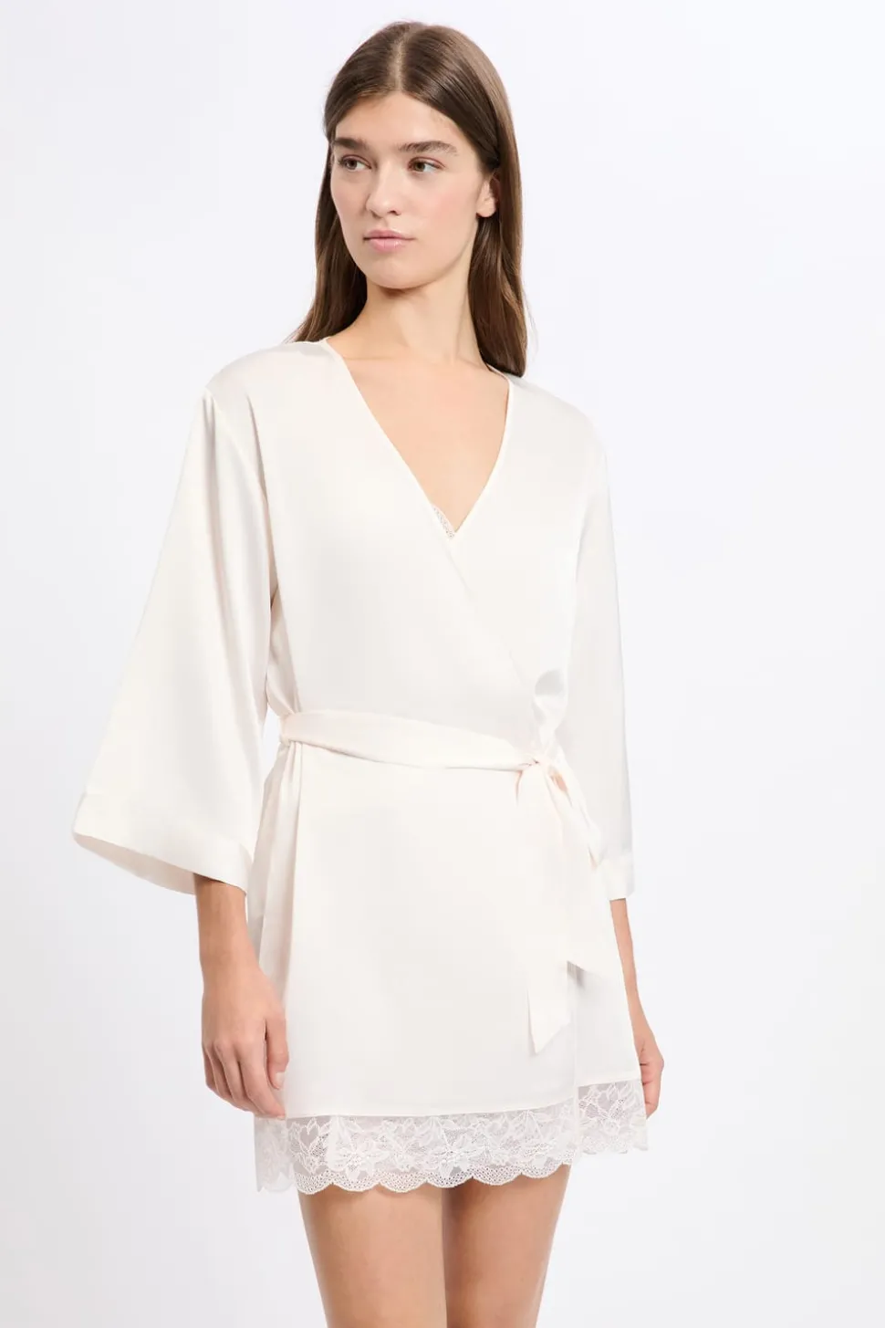 Bata kimono satinada con detalles de encaje