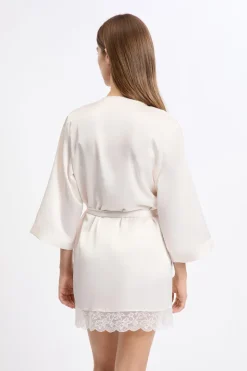 Bata kimono satinada con detalles de encaje