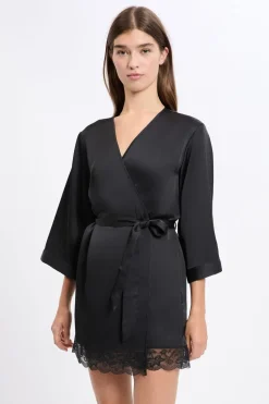 Bata kimono satinada con detalles de encaje