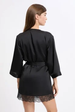 Bata kimono satinada con detalles de encaje