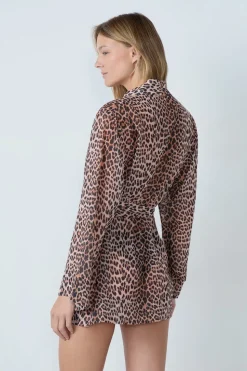 Bata satinada con estampado de leopardo