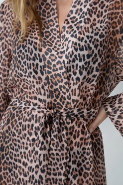Bata satinada con estampado de leopardo