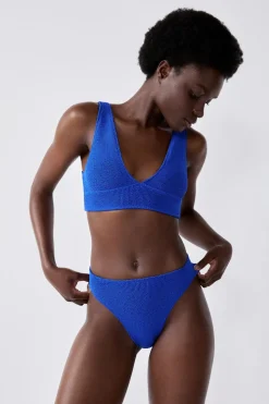 Bikini de pierna alta con braguita elástica