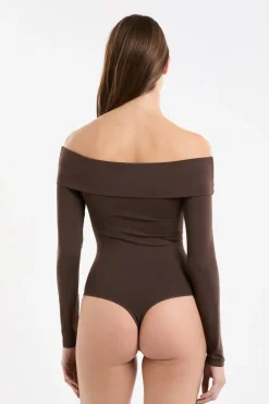 Body con hombros descubiertos