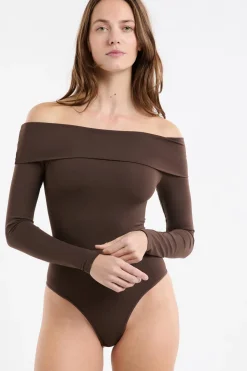 Body con hombros descubiertos