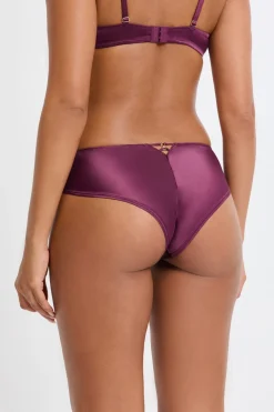 Braga brasileña con bordado floral