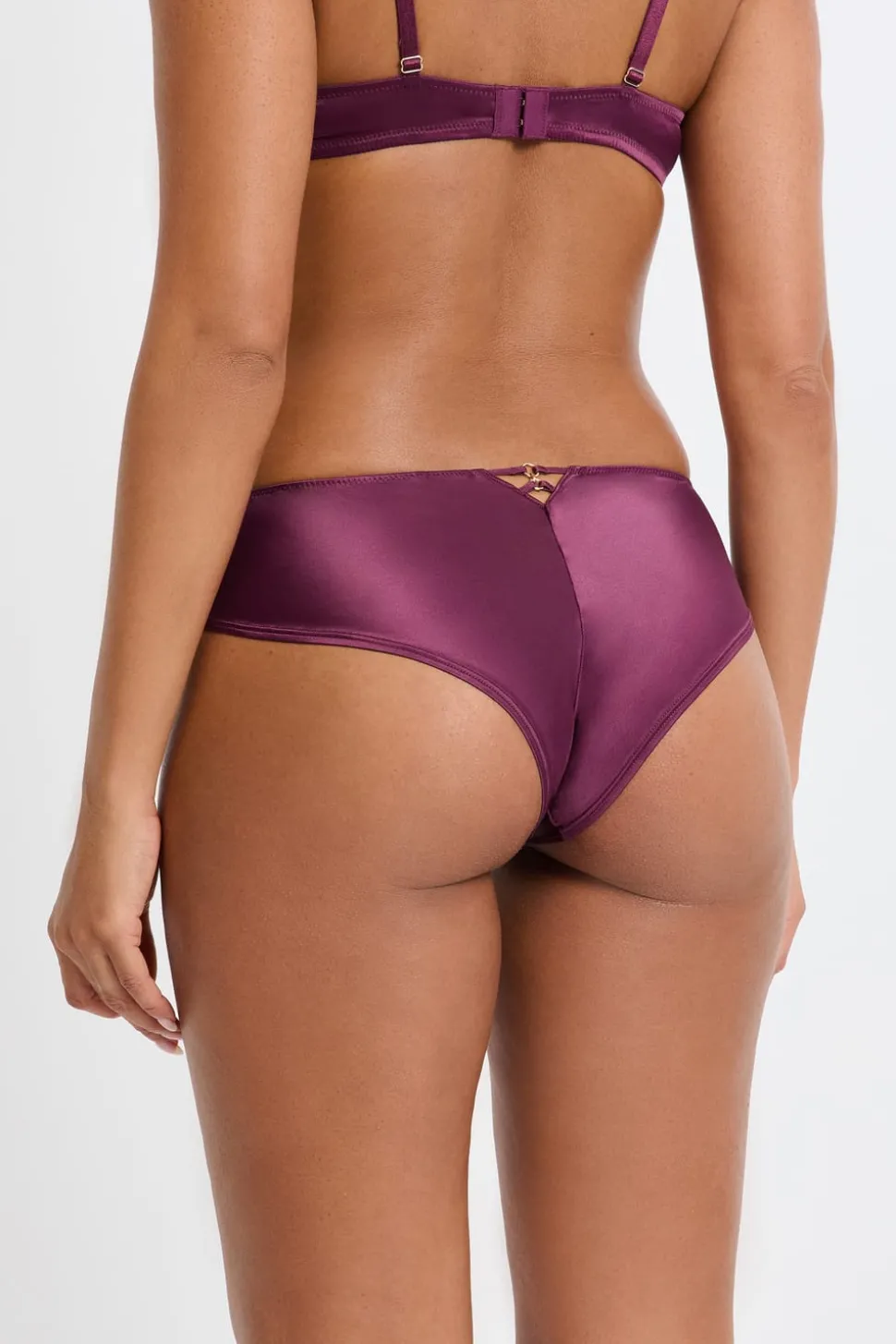 Braga brasileña con bordado floral