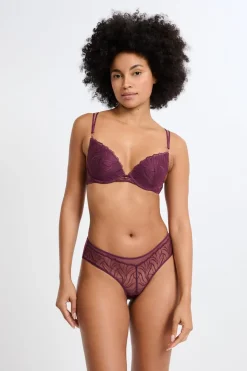 Braga brasileña con bordado floral