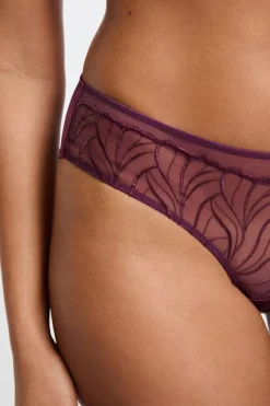 Braga brasileña con bordado floral