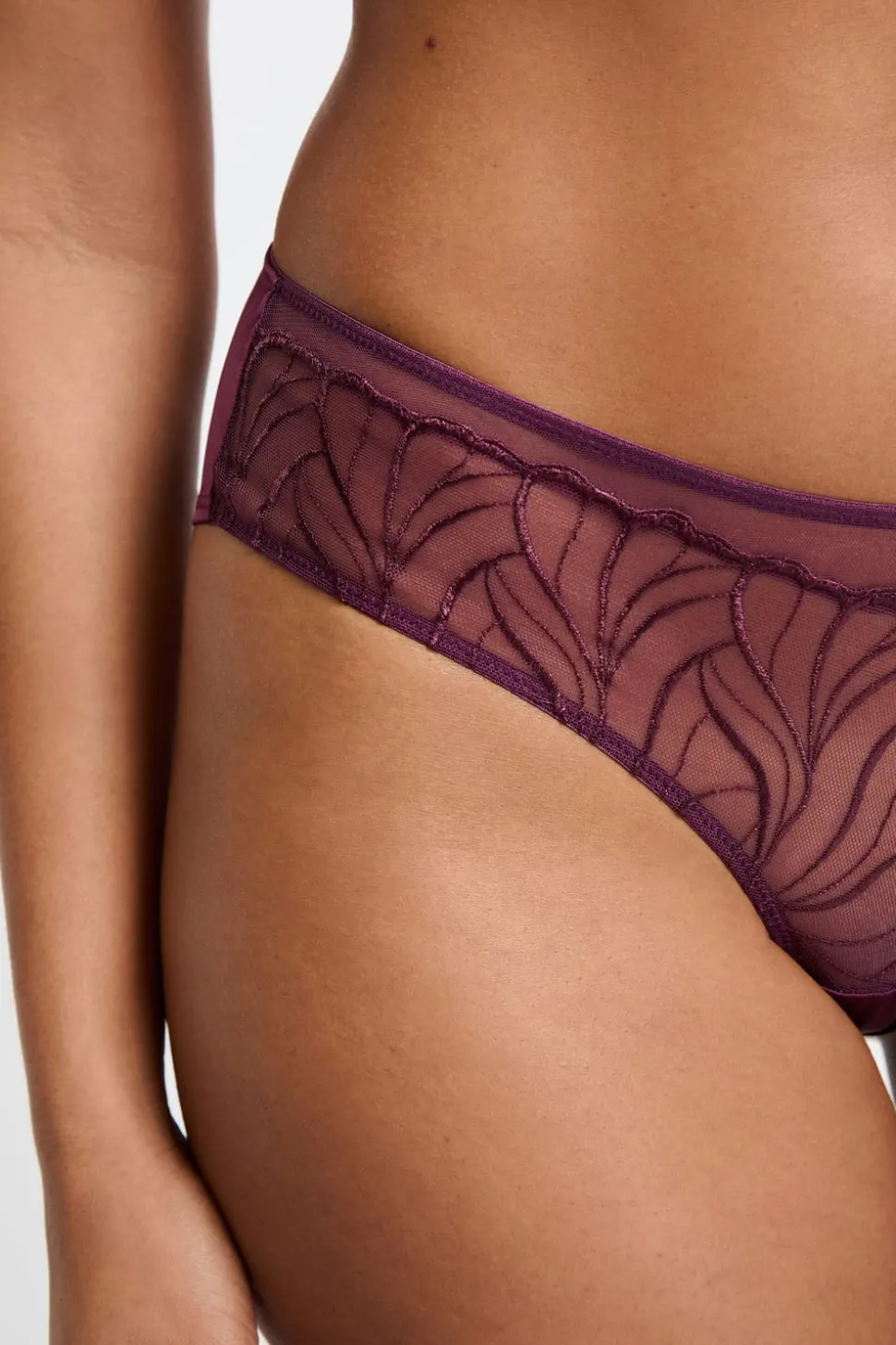 Braga brasileña con bordado floral