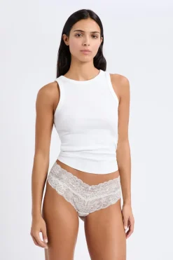 Braga brasileña con forma de V en encaje