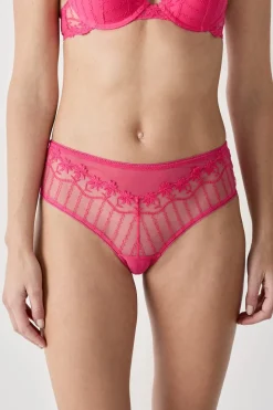 Braguita brasileña de tul bordado