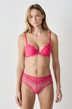 Braguita brasileña de tul bordado