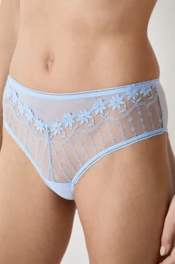 Braguita brasileña de tul bordado