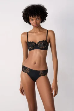 Braguita brasileña de tul bordado