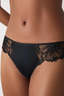 Braguita brasileña de tul bordado