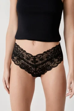 Braguita brasileña en V de encaje