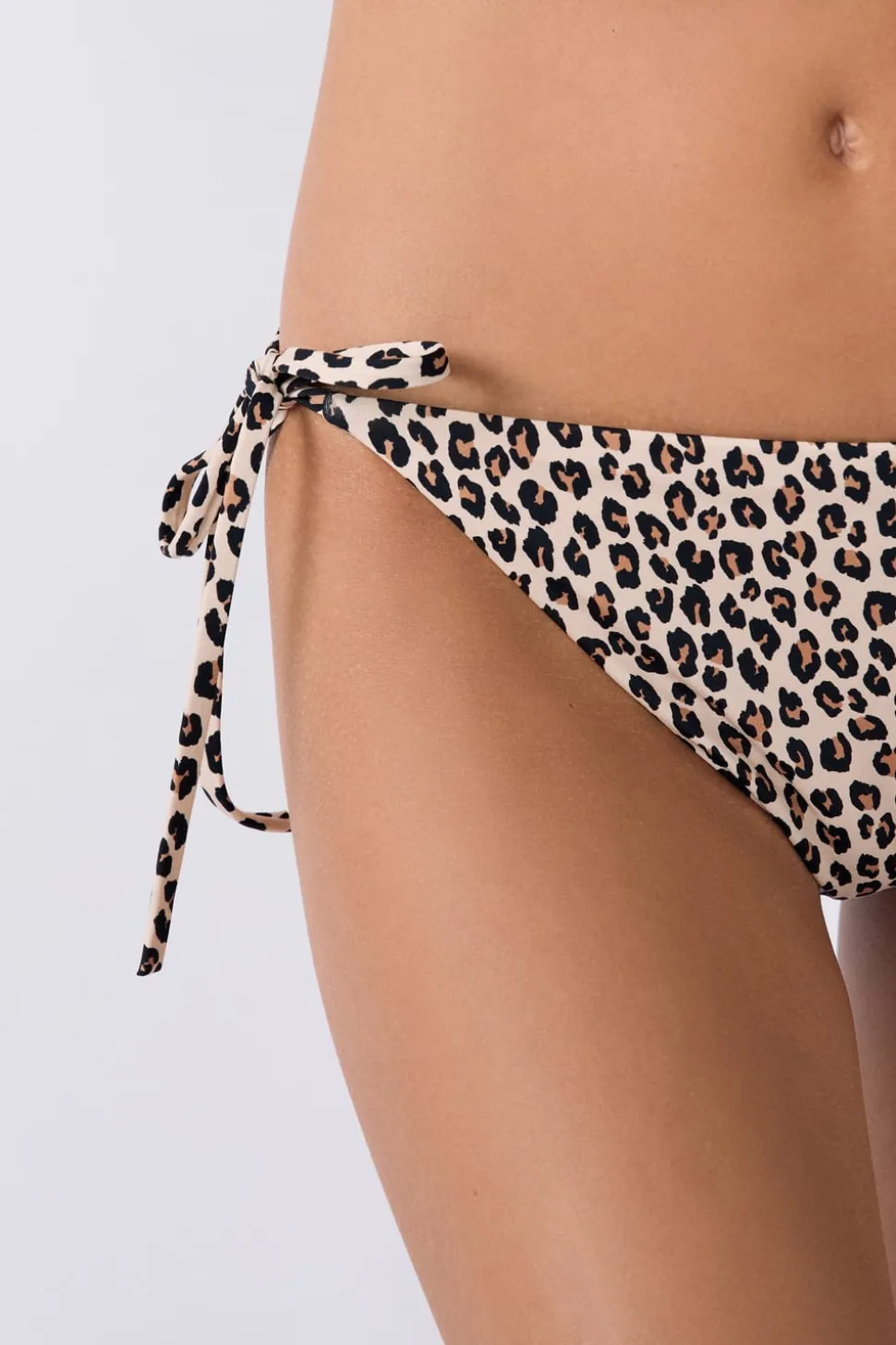 Braguita de bikini con lazada y estampado de leopardo