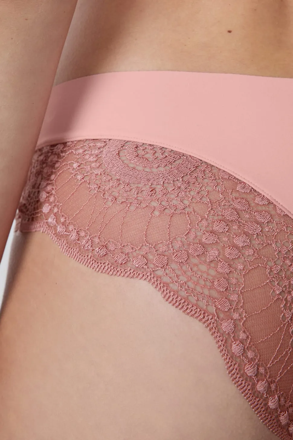 Braguita hipster de microfibra y encaje