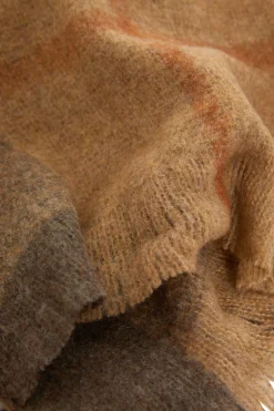 Bufanda a cuadros con flecos