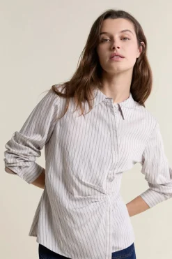 Camisa a rayas estilo cruzada