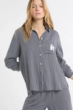 Camisa de pijama a rayas con estampado de perros