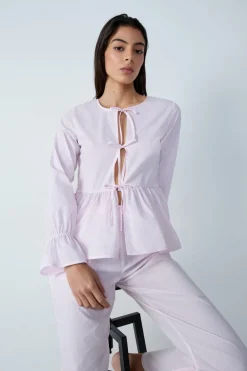 Camisa de pijama de algodón a rayas de manga larga con lazos