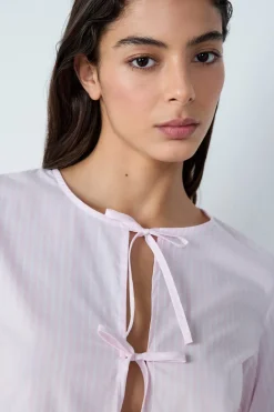 Camisa de pijama de algodón a rayas de manga larga con lazos