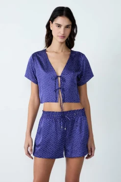 Camisa pijama satinada de manga corta estampada con lazos