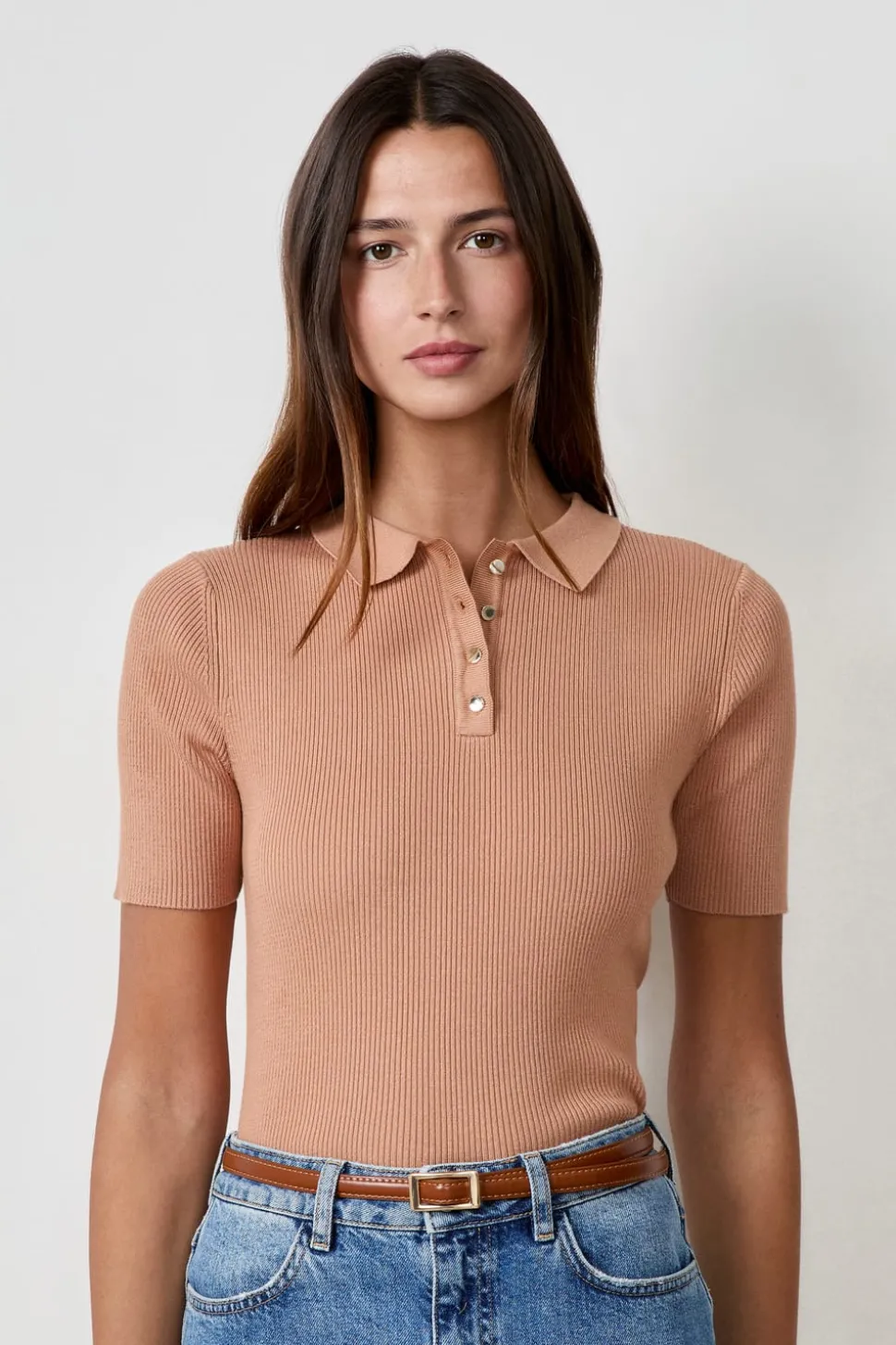 Camiseta acanalada de manga corta con cuello abotonado