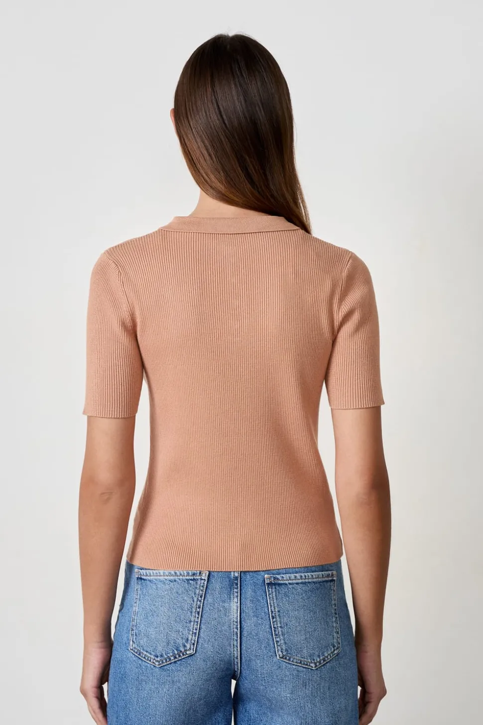 Camiseta acanalada de manga corta con cuello abotonado