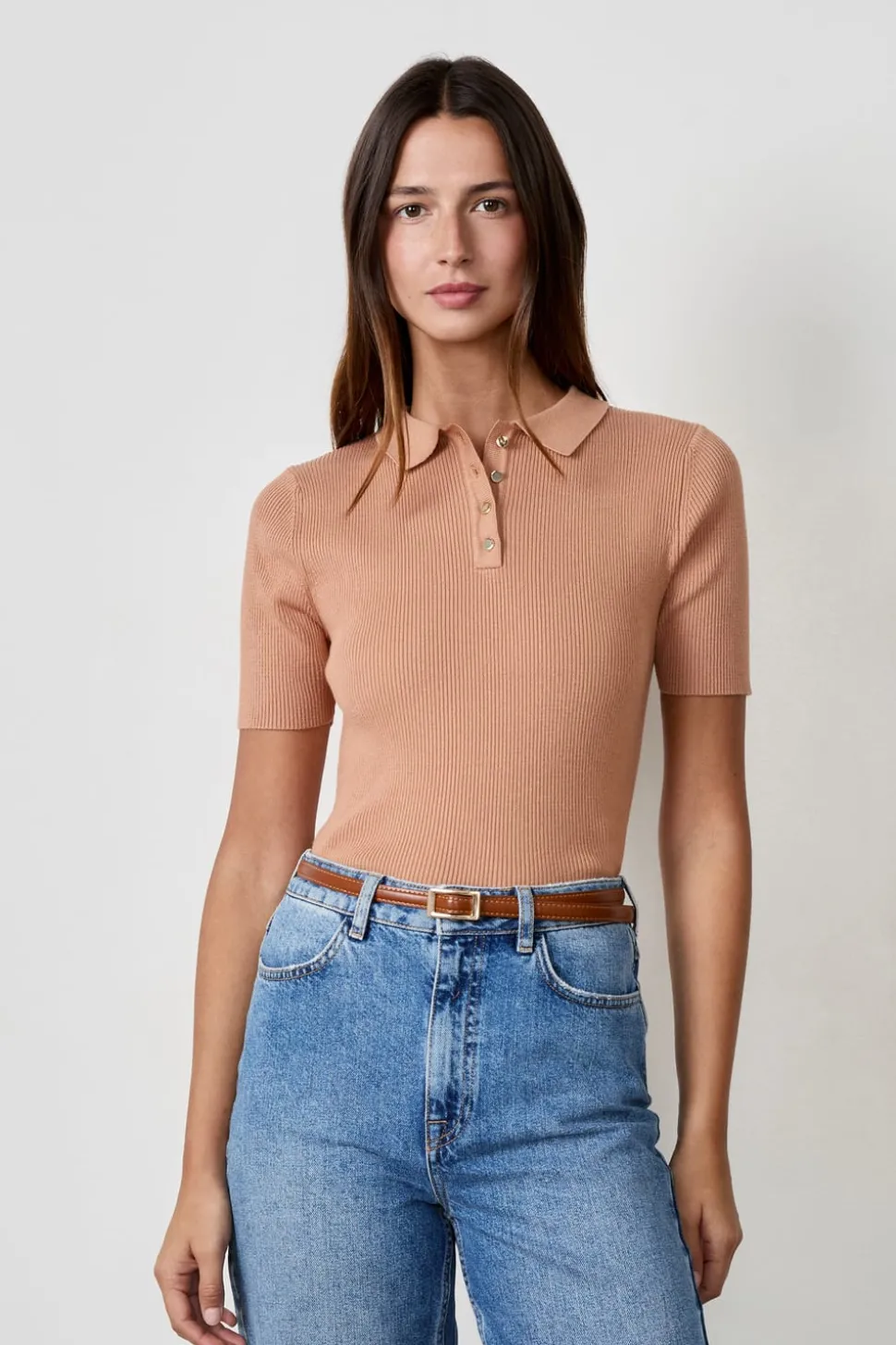 Camiseta acanalada de manga corta con cuello abotonado