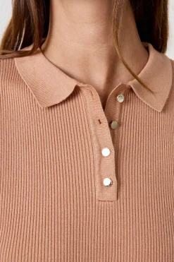 Camiseta acanalada de manga corta con cuello abotonado