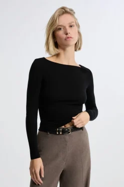 Camiseta con cuello barco y lana