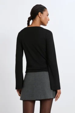 Camiseta con cuello barco y mangas largas anchas